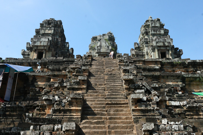 Крутые ступени храма