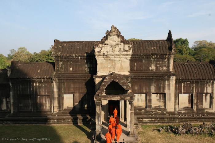 Монахи покидают храм в конце дня